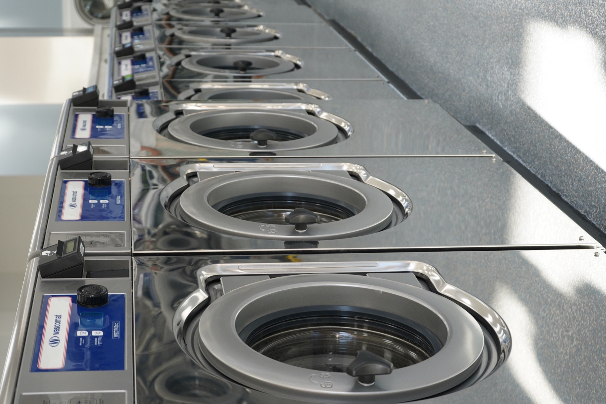 Large-capacity machine for comforters, blankets, and big family loads